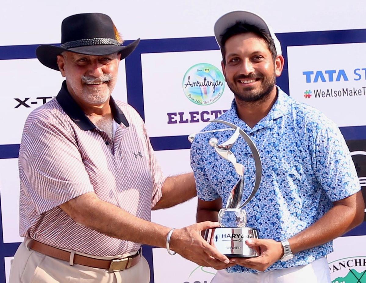 Varun Parikh receives the Haryana Open golf trophy from the General Manager of Panchkula Club, Col. A.S. Dhillon.