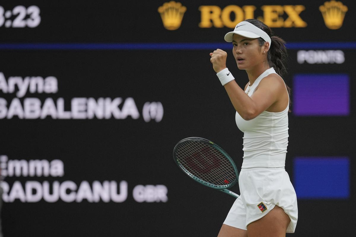 Radukanu comemora vencer um ponto contra o campeonato de tênis de Wimbledon em Londres. Radukanu comemora vencer um ponto contra o campeonato de tênis de Wimbledon em Londres.