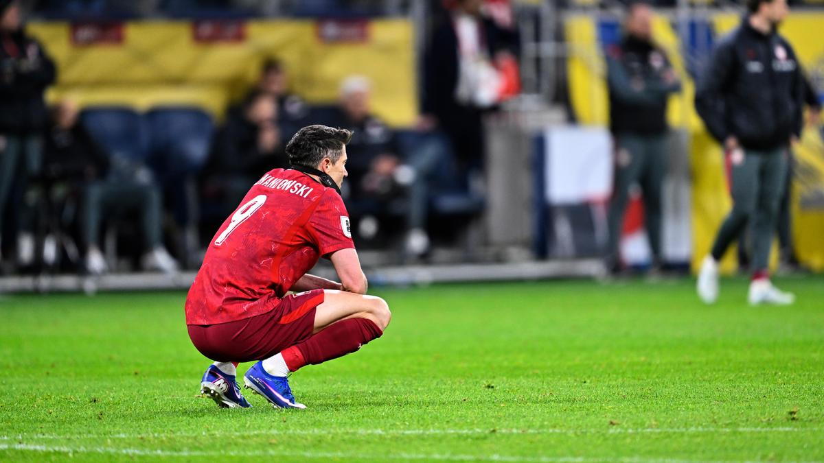 Lewandowski fait allusion à une retraite internationale après l’échec de la Pologne à se qualifier pour la Coupe du Monde de la FIFA 2026