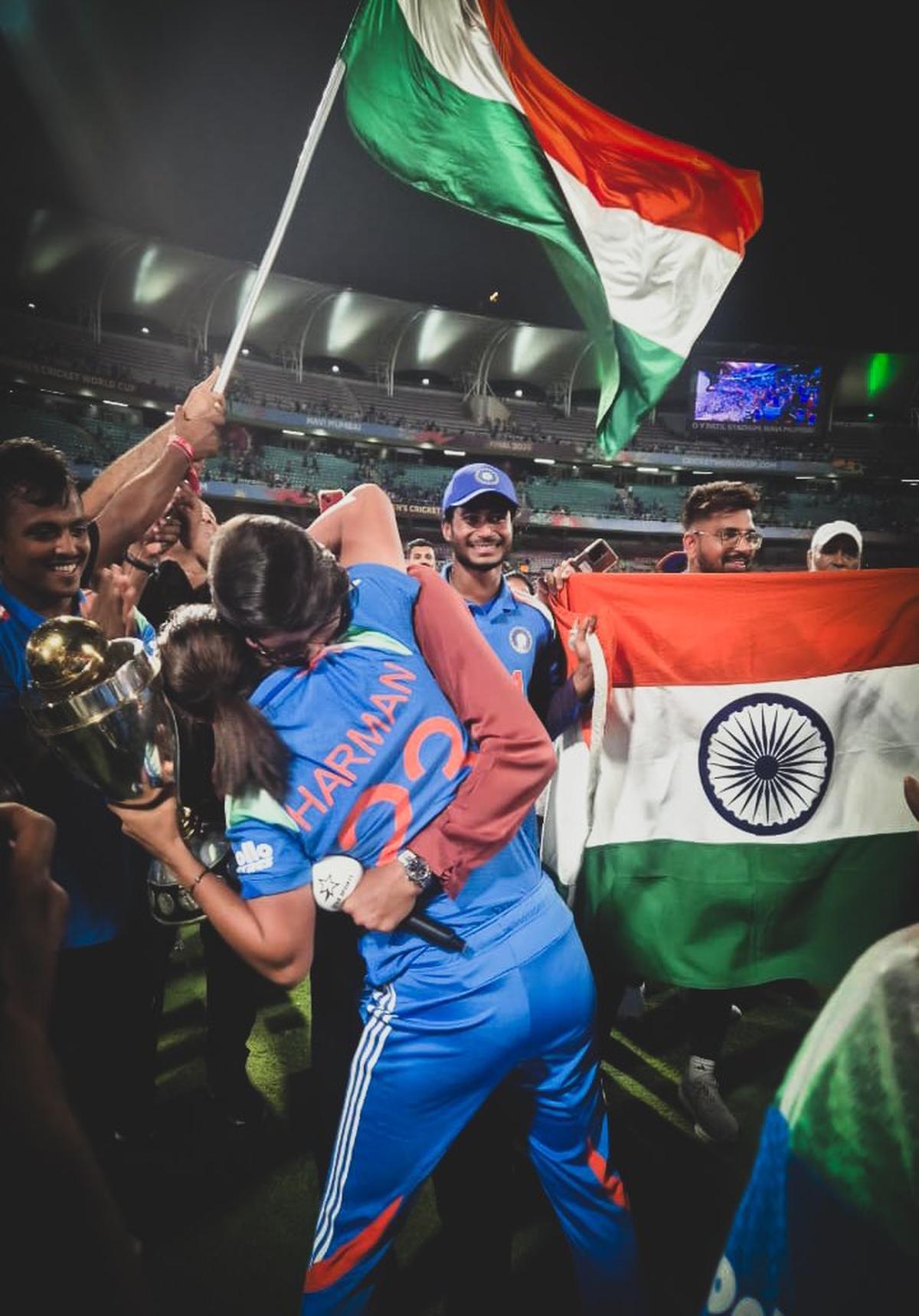 Harmanpreet Kaur convocou os ex-jogadores de críquete Mithali Raj, Jhulan Goswami e Anjum Chopra para comemorar a vitória na Copa do Mundo com o time. Harmanpreet Kaur convocou os ex-jogadores de críquete Mithali Raj, Jhulan Goswami e Anjum Chopra para comemorar a vitória na Copa do Mundo com o time.