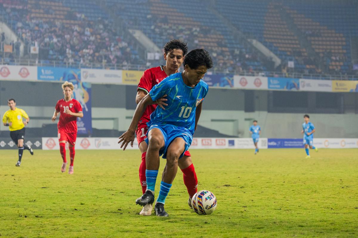 Kapitán Indie Dallalmuon Gangte (č. 10) strelil štyri góly v rovnakom počte zápasov v kvalifikačnej kampani AFC U-17 v roku 2026.   