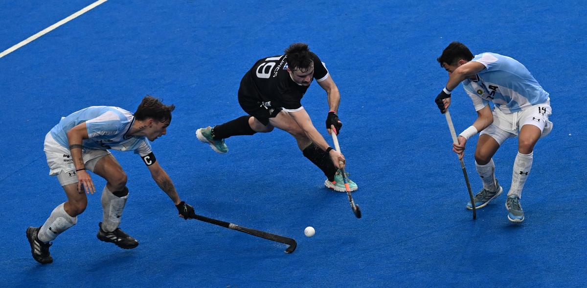 Jonty Elmes (centro), da Nova Zelândia, foi a estrela do show ao marcar três gols para ajudar a empatar a superpotência Argentina.