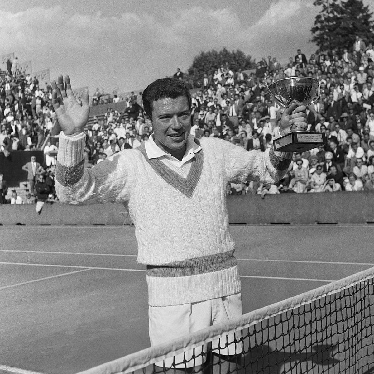 Nicola Pietrangeli segura o troféu após sua vitória no Aberto da França de 1959 em Roland Garros, Paris, em 30 de maio de 1959.