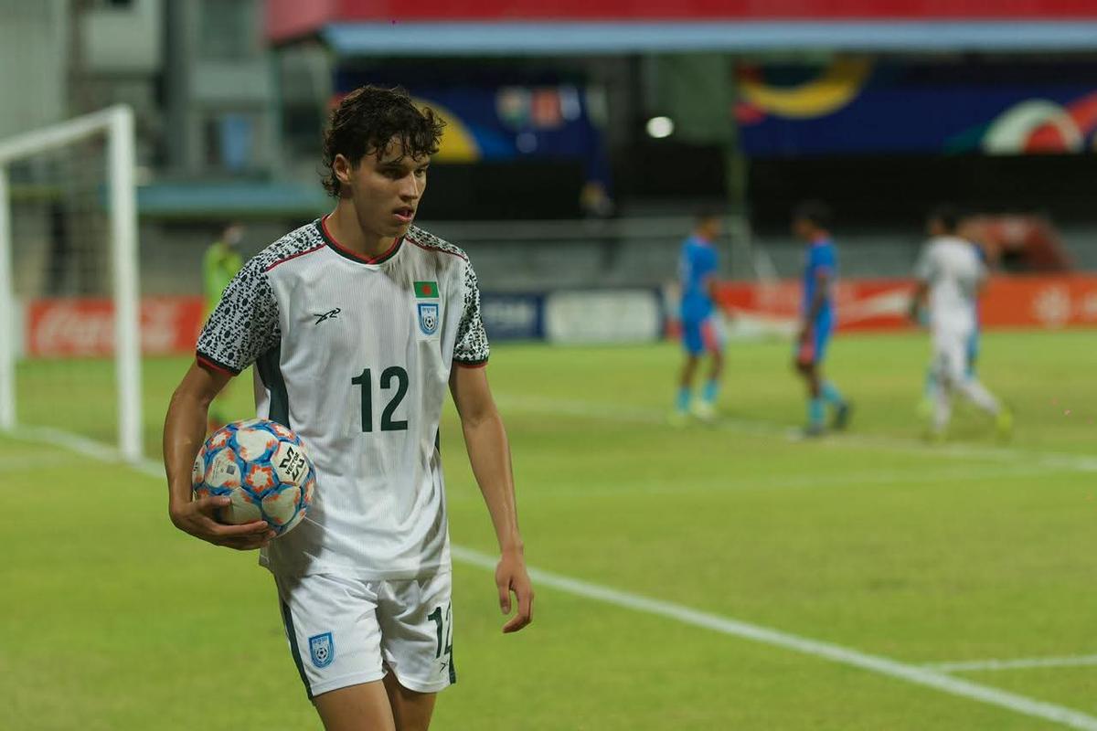 Ronan Sullivan, pôvodne pôsobiaci v Spojených štátoch, sa rozhodol hrať za Bangladéš prostredníctvom rodovej línie a vo finále šampionátu SAFF do 20 rokov strelil víťaznú penaltu proti Indii.