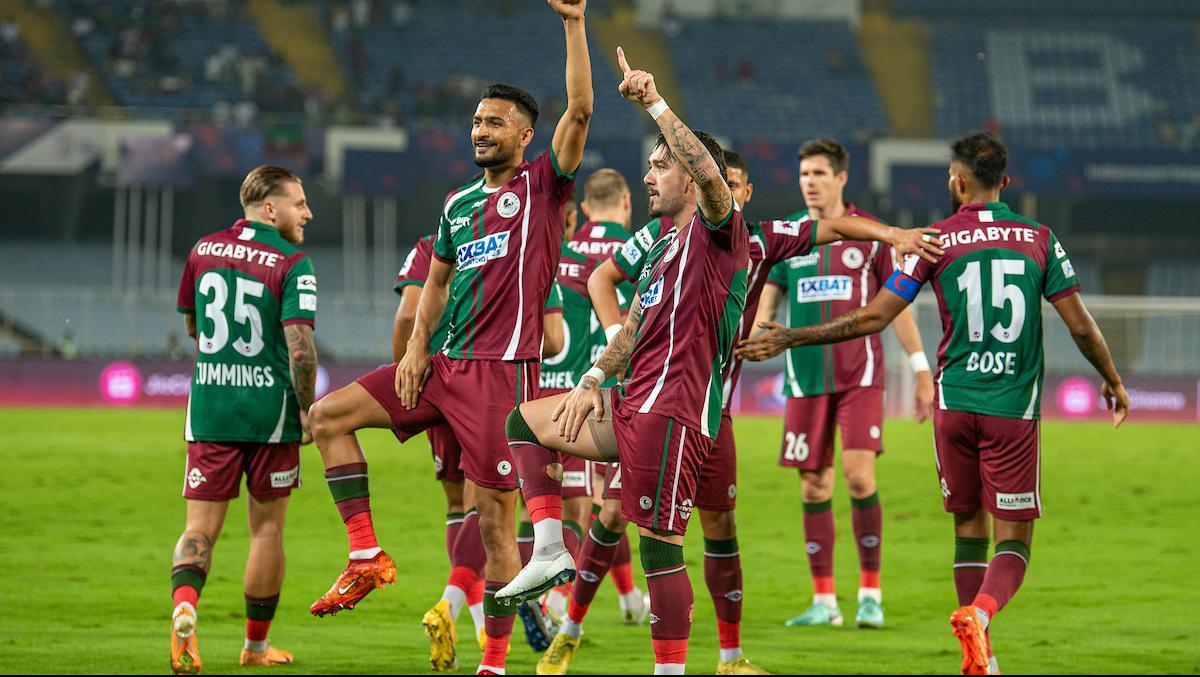 Dimitrios Petratos de Mohun Bagan Super Giant marca un gol durante la Superliga india (ISL) 2023-24 contra Bengala Oriental en Vivekananda Yuba Bharati Krirangan en Calcuta.