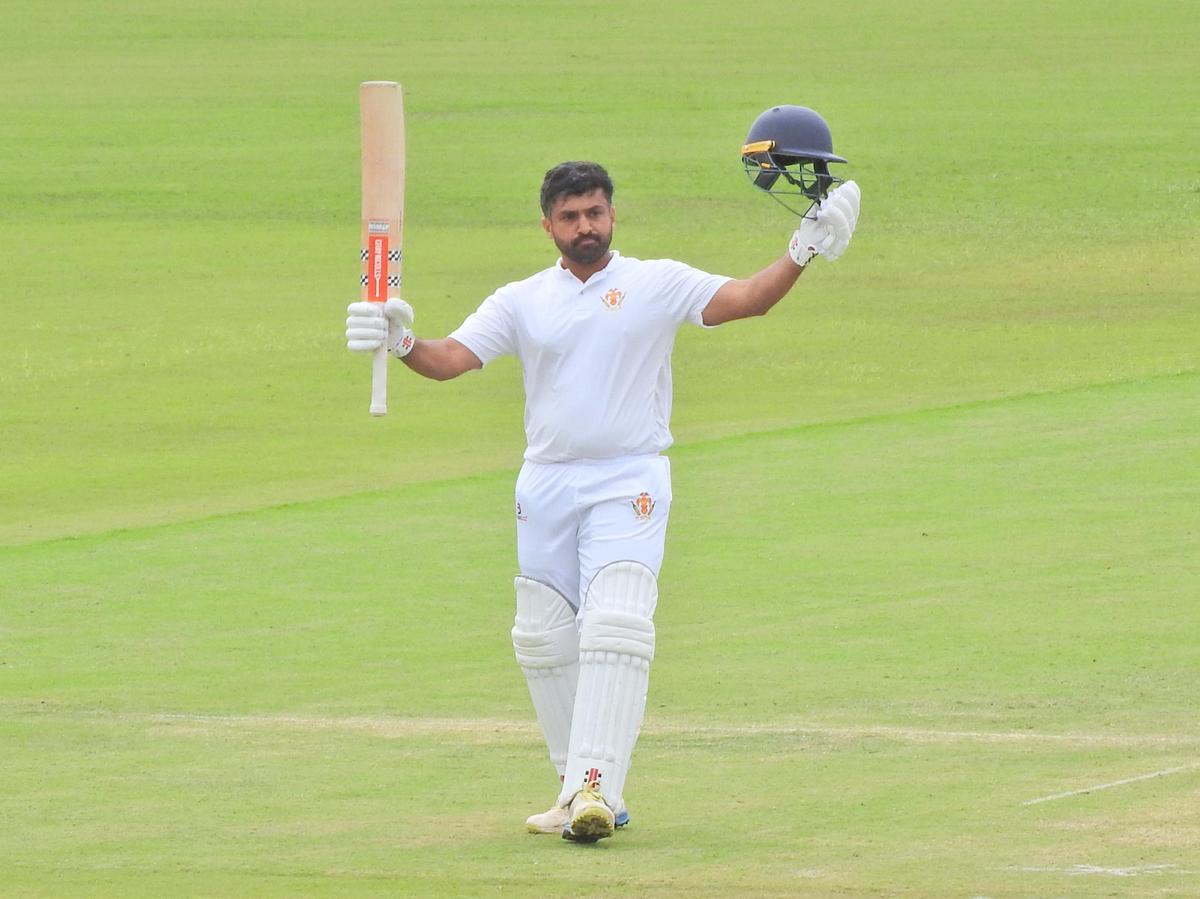 Karun Nair de Karnataka, después de anotar su tonelada número 25 de primera clase, durante el partido del Grupo B Elite del Trofeo Ranji 2025-26 contra Goa. 
