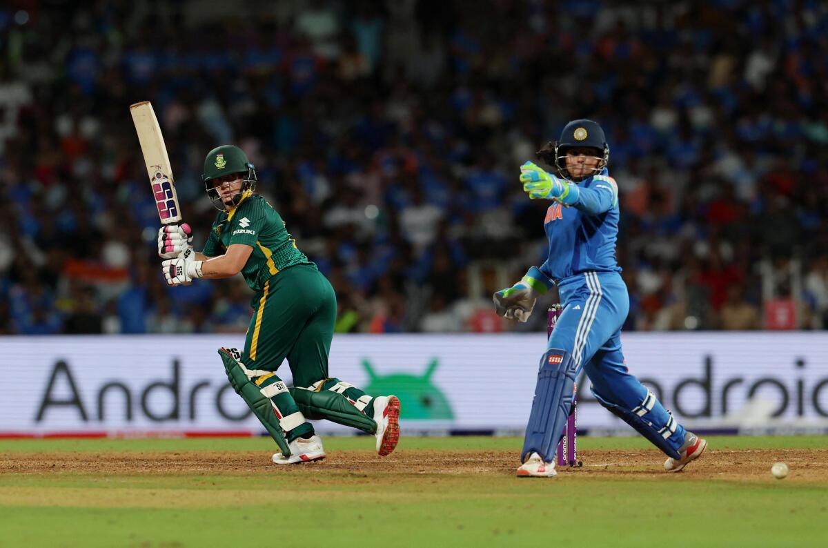 Nadine de Klerk, da África do Sul, em ação durante a final da Copa do Mundo Feminina de 2025 contra a Índia, em Navi Mumbai. 