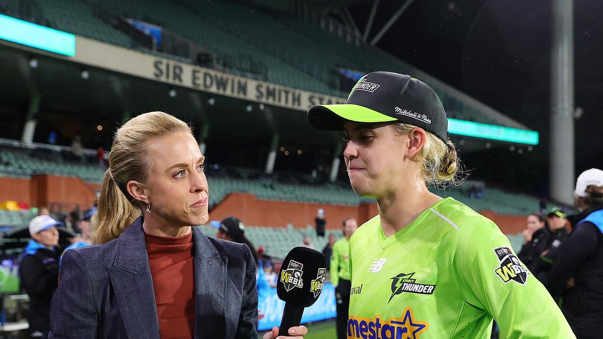 WATCH: Controversial umpiring decision leaves Sydney Thunder frustrated in WBBL clash vs Adelaide Strikers