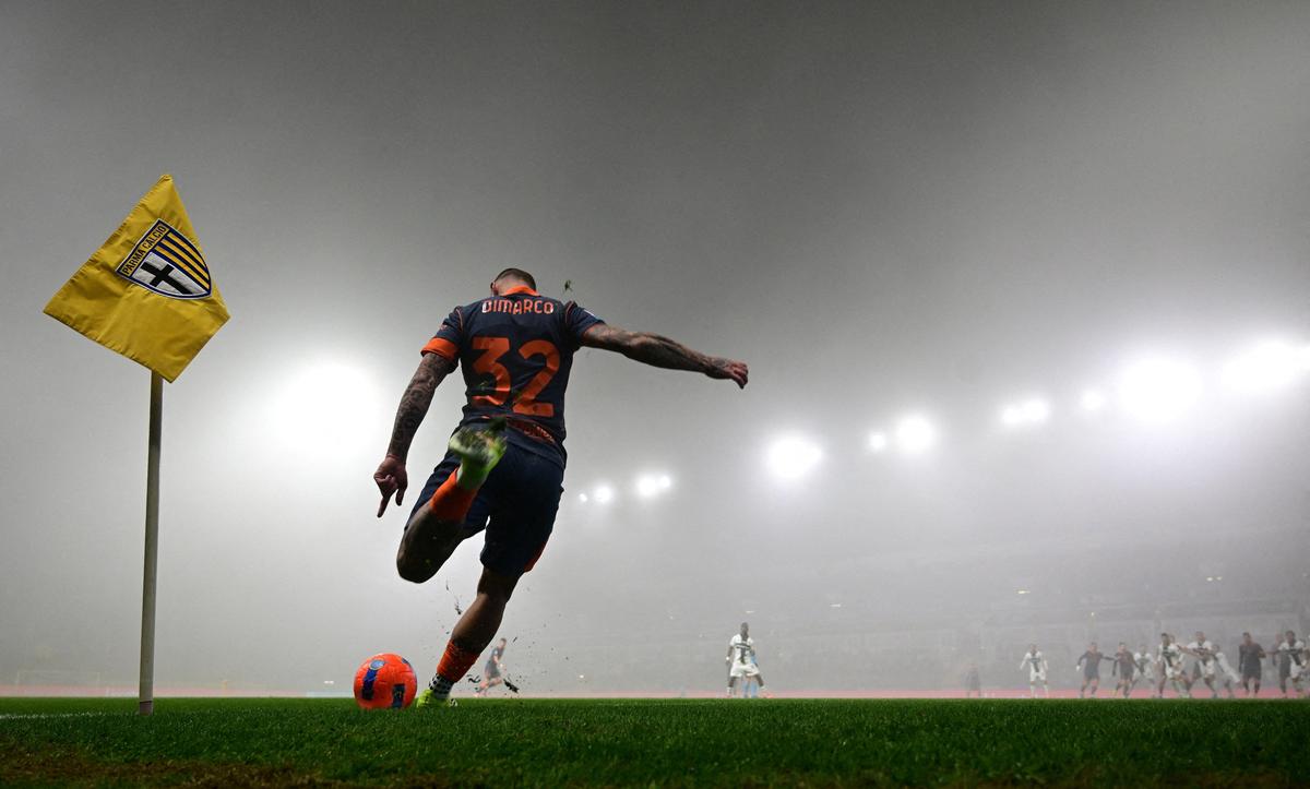 Federico Dimarco strelil úvodný gól tesne pred polčasom na zahmlenom Stadio Ennio Tardini.