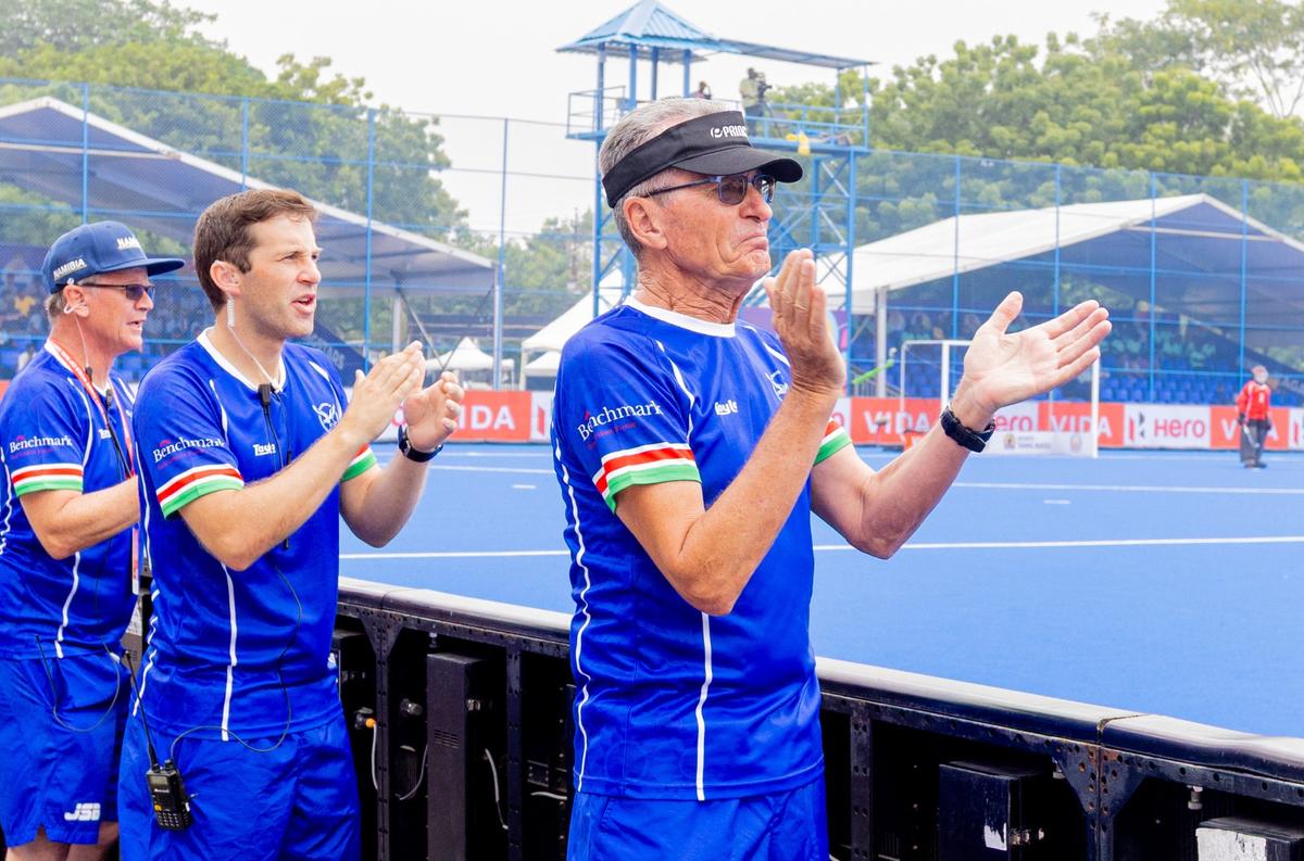 A Namíbia está em oitavo lugar no ranking mundial na variante indoor e participou de três Copas do Mundo, terminando em oitavo na iteração mais recente. A Namíbia está em oitavo lugar no ranking mundial na variante indoor e participou de três Copas do Mundo, terminando em oitavo na iteração mais recente.
