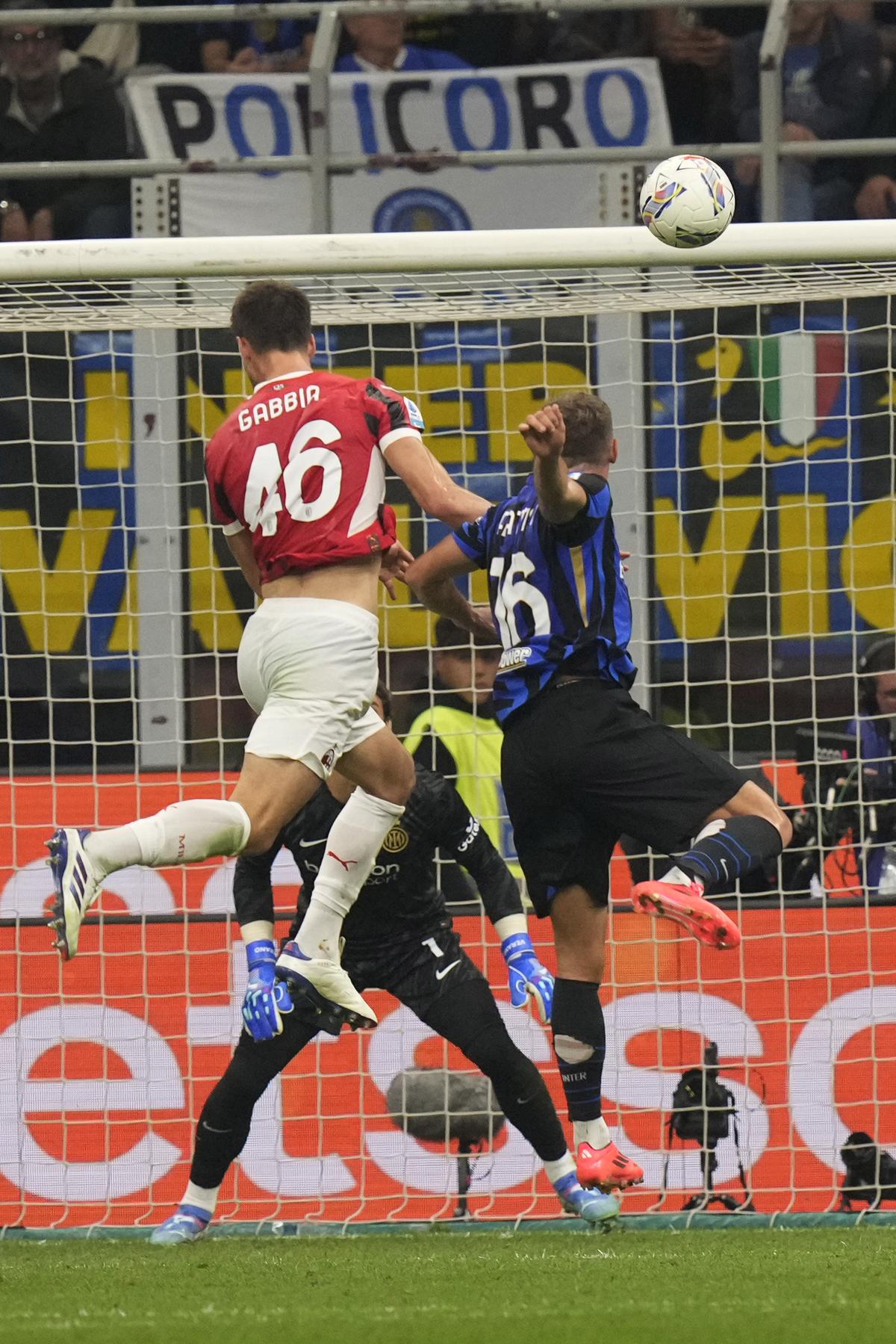 El jugador del Milán Matteo Gabbia (46) marcó el segundo gol de su equipo en el partido contra el Inter.