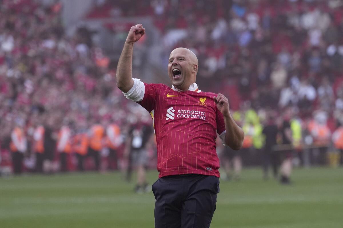 Slot vstúpil ako neznámy príbuzný, ale pevne sa umiestnil do Premier League a získal titul v prvej sezóne s Liverpoolom. Slot vstúpil ako neznámy príbuzný, ale pevne sa umiestnil do Premier League a získal titul v prvej sezóne s Liverpoolom.