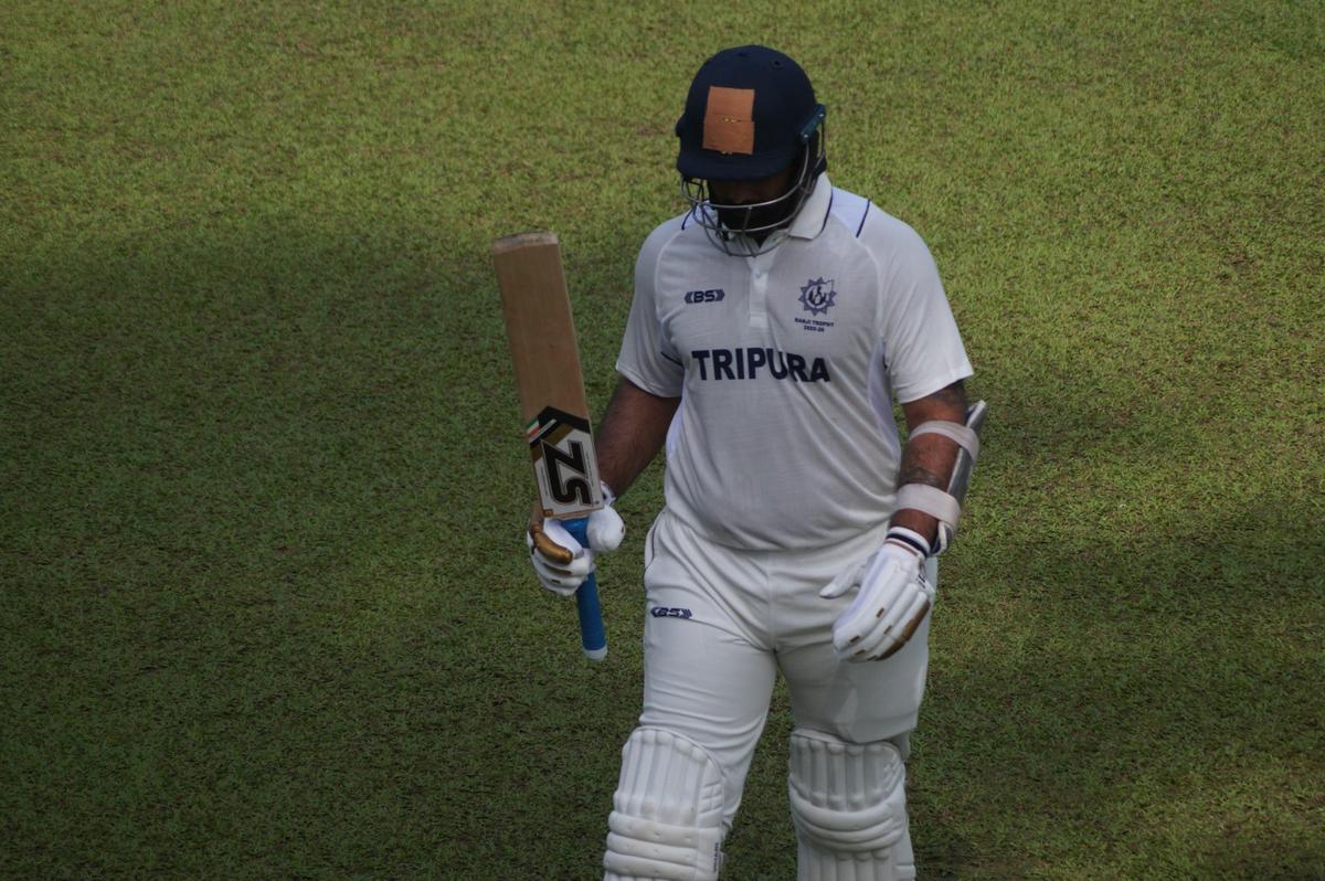 Jogando apenas sua terceira partida pelo Tripura, Hanuma Vihari marcou 141 pontos, garantindo ao time os primeiros pontos nesta temporada do Troféu Ranji. Jogando apenas sua terceira partida pelo Tripura, Hanuma Vihari marcou 141 pontos, garantindo ao time os primeiros pontos nesta temporada do Troféu Ranji.