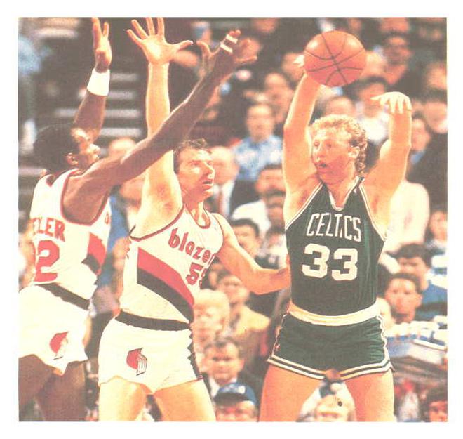 PHOTO DE FICHIER: Larry Bird (# 33) était un joueur vedette des Boston Celtics.