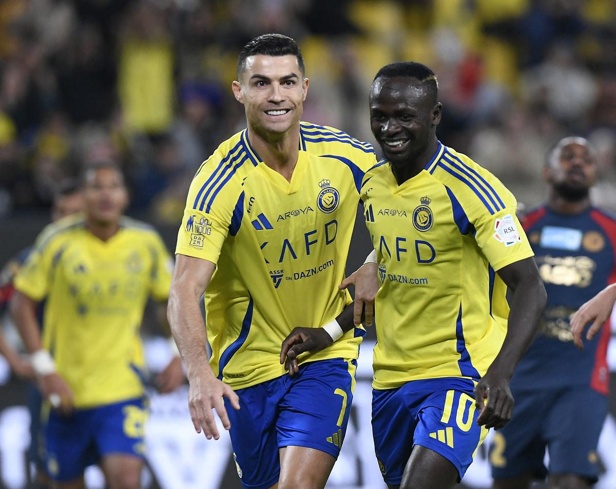 Fotografická fotografia: Cristiano Ronaldo a Al Nassr oslavujú Sadio Mane.