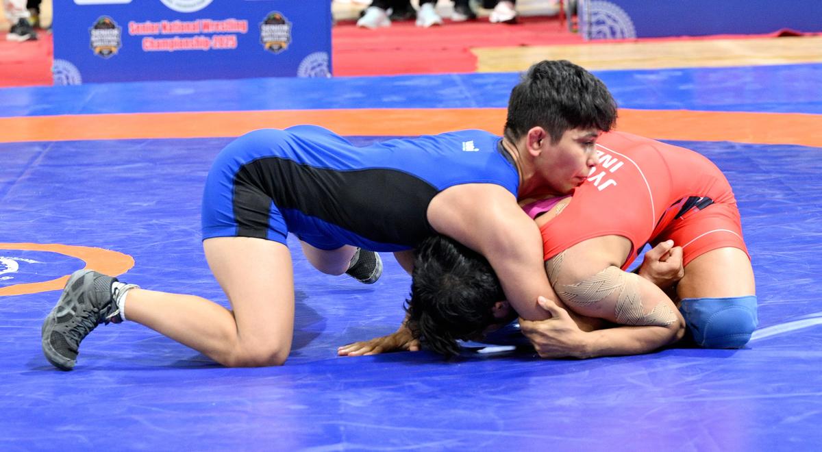 Antim Pangham (em azul), a primeira campeã mundial sub-20 da Índia e medalhista nos Jogos Asiáticos, tem a laje mais alta entre as lutadoras indianas, com Rs. 10 lakh.