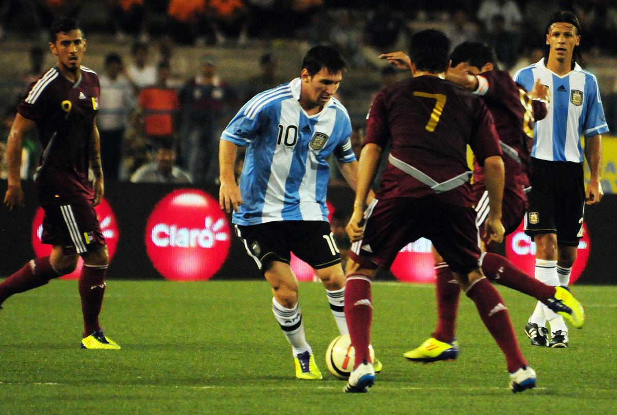FOTO DE ARQUIVO: Lionel Messi mostrou sua magia, ajudando a Argentina a vencer a Venezuela por um gol solitário em um amistoso internacional da FIFA no Yuva Bharati Kriangan, em Calcutá, em 2 de setembro de 2011.