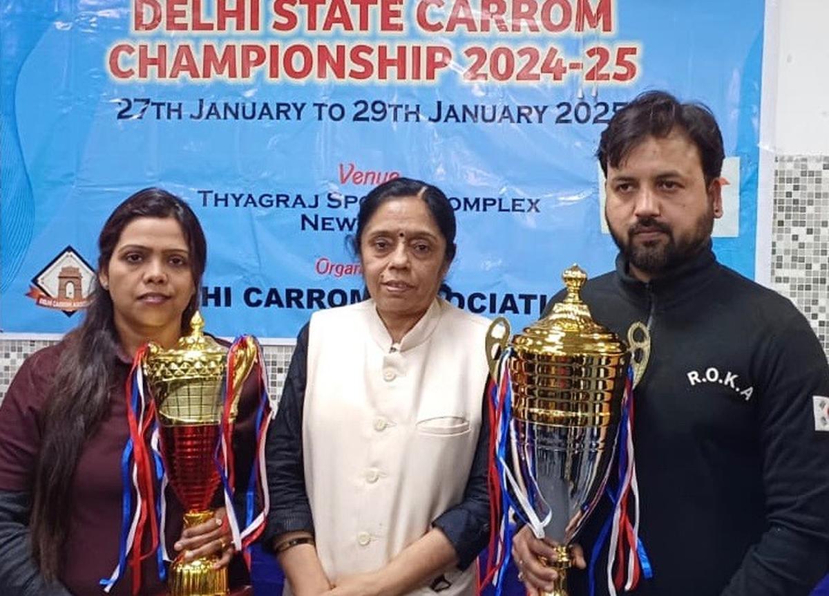 Delhi State carrom champions Rashmi Kumari (left) and Mohd.
Naved with the secretary general of All India Carrom Federation ,
Bharti Narayan, in Delhi on Wednesday.  