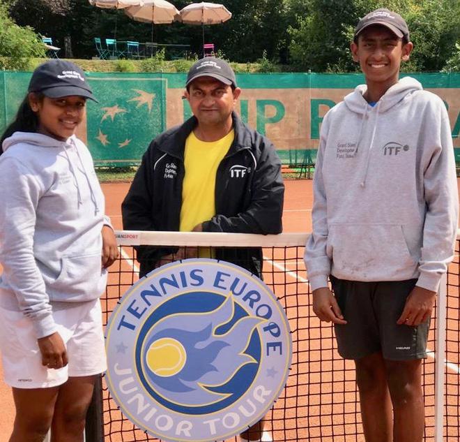 Aishwarya Jadhav (izquierda), el entrenador Birbal Wadhera (centro) y Arnav Babarkar (derecha) en Blois, Francia, como parte del equipo asiático de tenis.