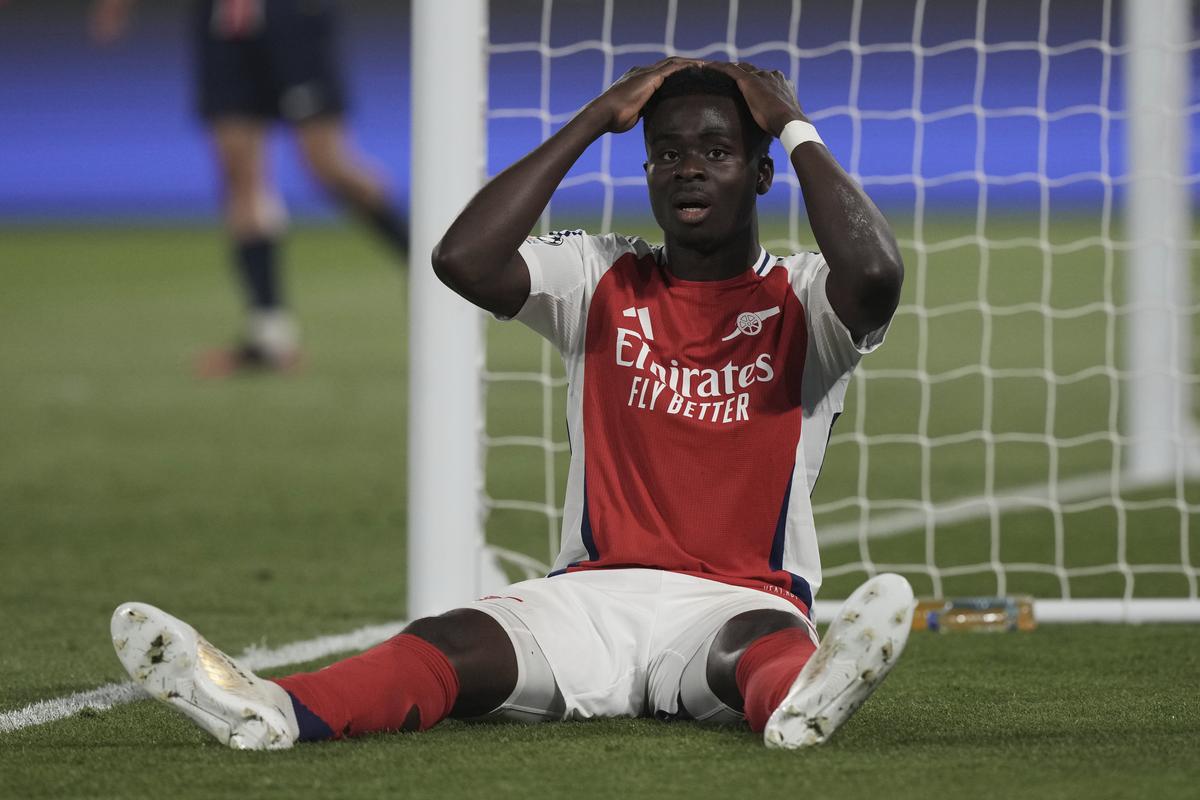 Bukayo Saka z Arsenalu reaguje po tom, čo stratil šancu počas semifinále Ligy majstrov, druhý zápas zápasu medzi Parížom Saint-Germain a Arsenal v Parc des Princes v Paríži 7. mája 2025. 