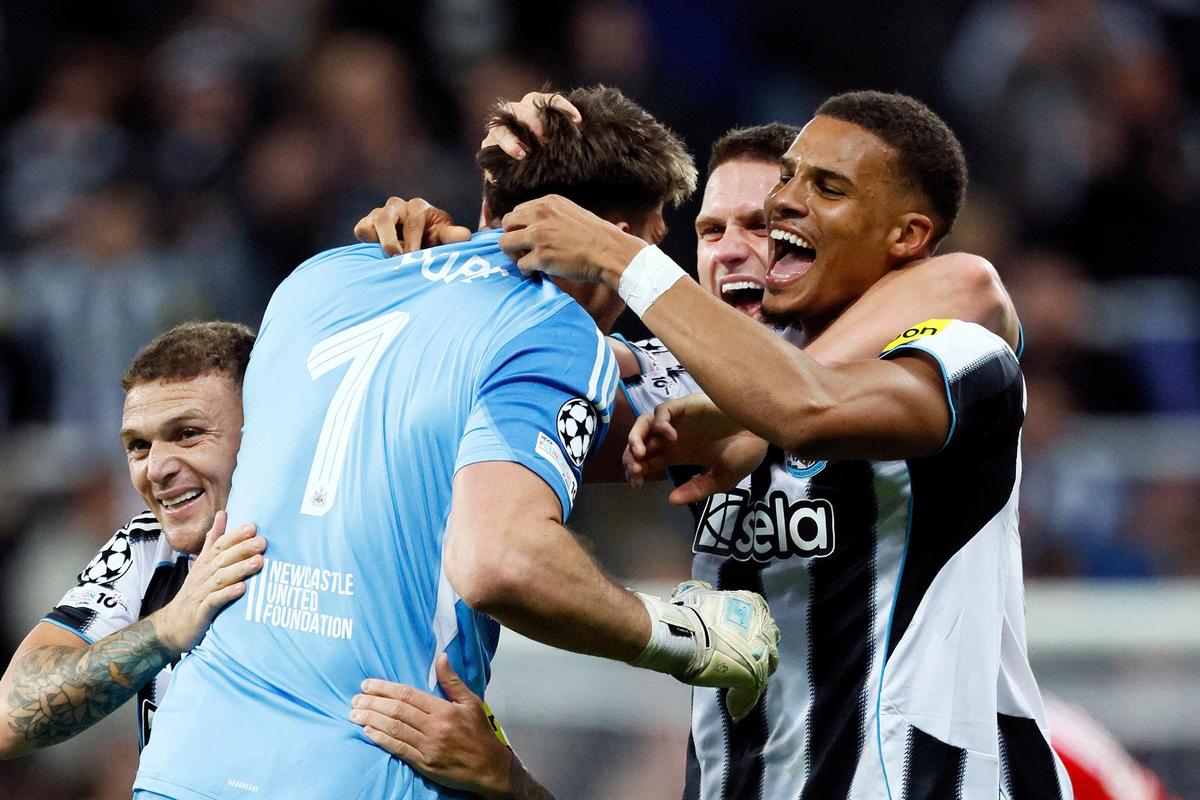 Brankár Newcastlu United Nick Pope, druhý zľava, oslavuje so spoluhráčmi po asistencii Harveyho Barnesa pri skórovaní počas zápasu Ligy majstrov UEFA proti Benfice. 