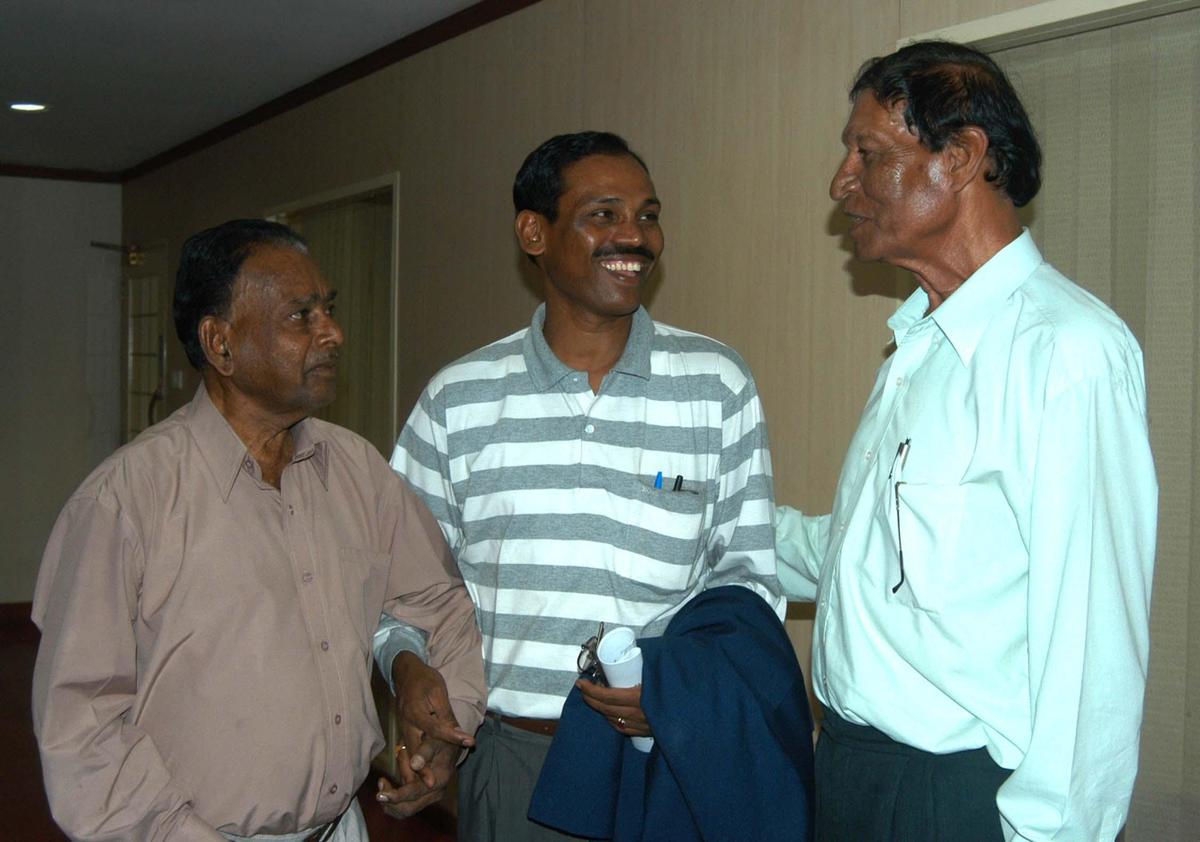 Jogadores de futebol veteranos Kannan (L), Victor Amalraj (c) e Peter Thangaraj.