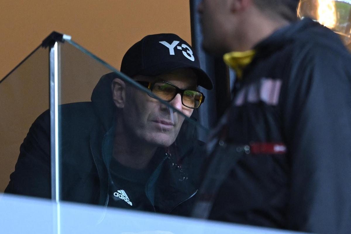 Ex-futebolista francês e pai do goleiro nº 23 da Argélia, Luca Zidane, Zinedine Zidane assiste à partida de futebol do Grupo E da Copa das Nações Africanas (CAN) entre Argélia e Sudão, no Estádio Moulay Hassan, em Rabat, em 24 de dezembro de 2025. (Foto de SEBASTIEN BOZON / AFP)