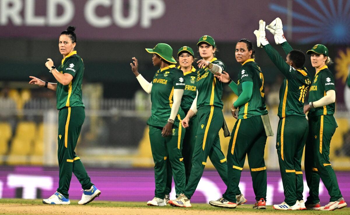 Marizanne Kapp descarriló la racha de Inglaterra a 320 en la semifinal de la Copa del Mundo. 