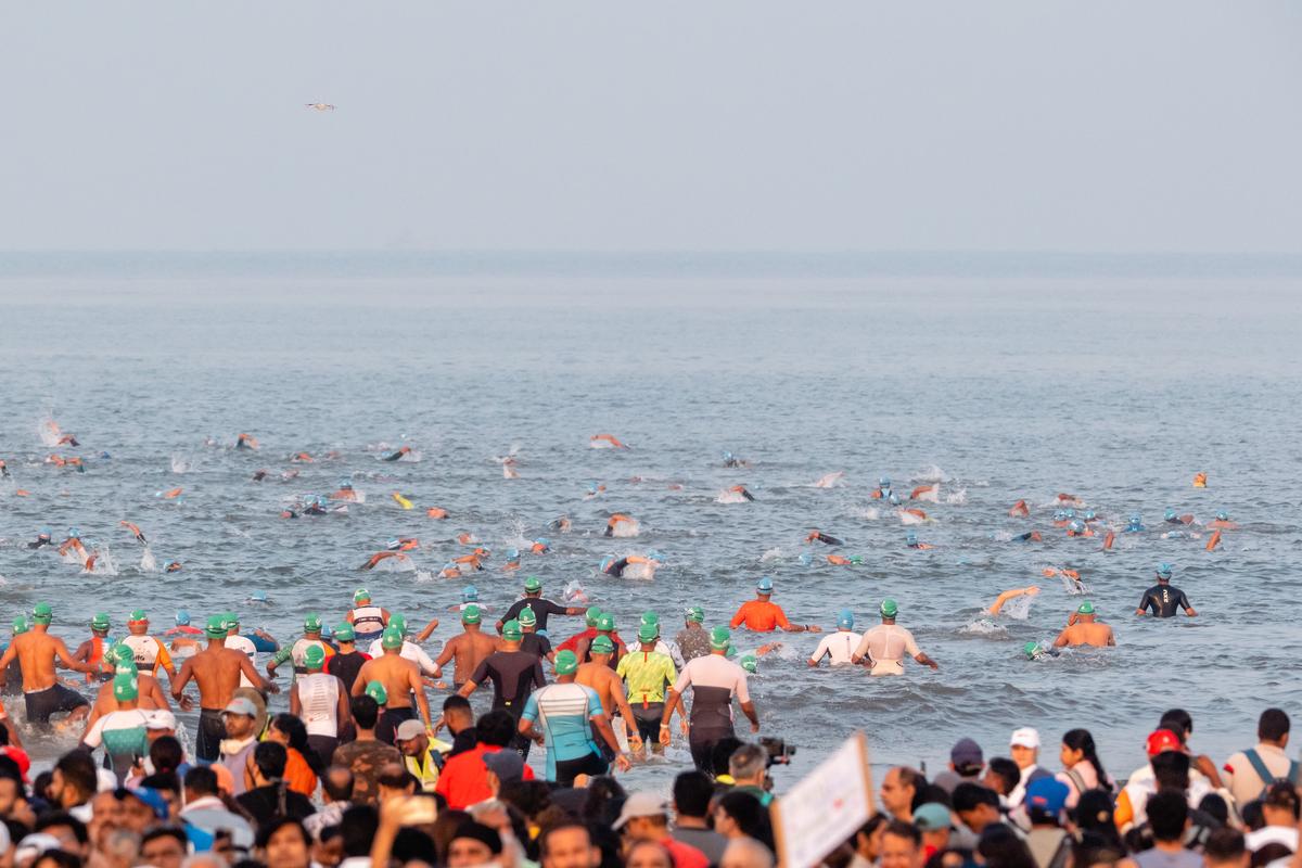 Cenas da etapa de natação do evento. 