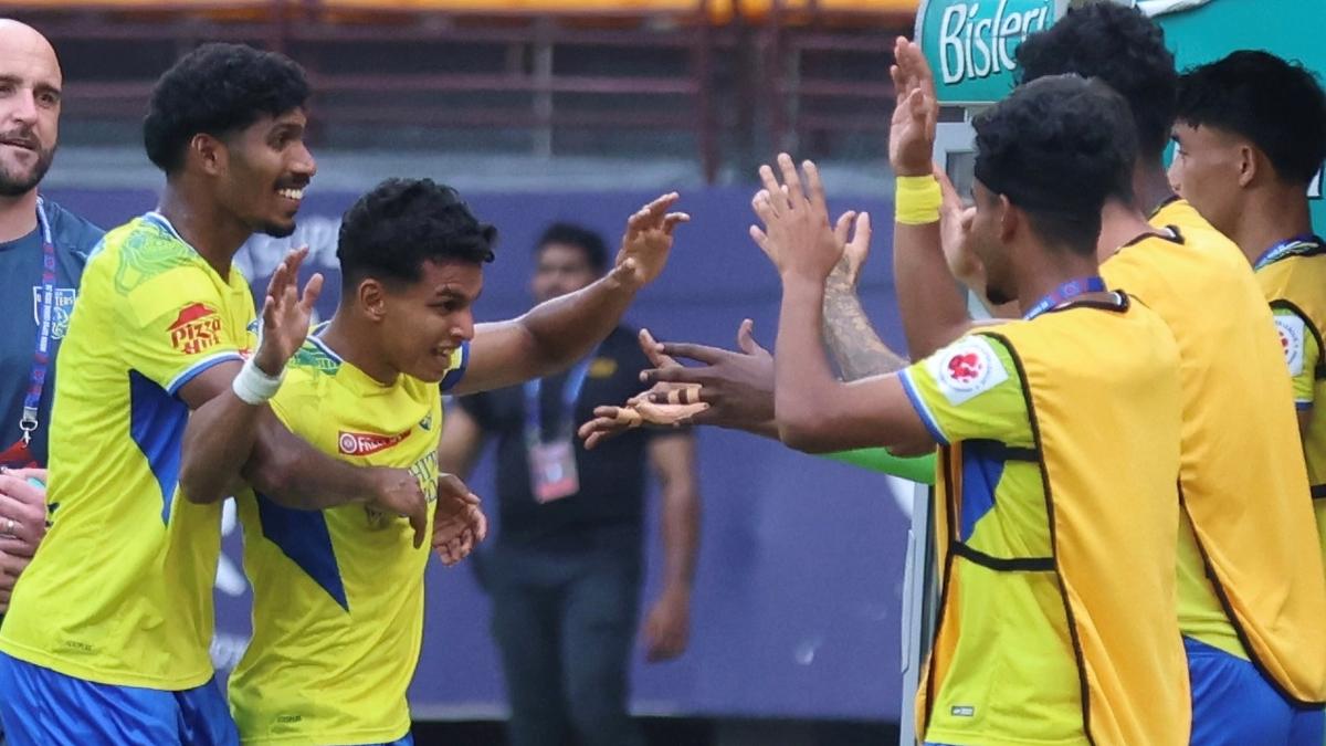 ISL 2025-26 : les buts en première mi-temps aident les Kerala Blasters à battre le Jamshedpur FC pour leur première victoire à domicile de la saison
