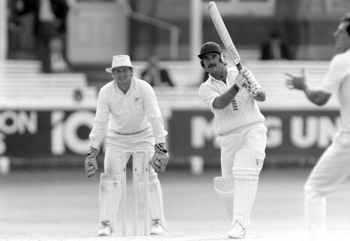 Alan Lamb da Inglaterra teve um tiro no segundo teste contra a Nova Zelândia em Lord, realizada entre 21 e 26 de junho de 1990. Alan Lamb da Inglaterra teve um tiro no segundo teste contra a Nova Zelândia em Lord, realizada entre 21 e 26 de junho de 1990.