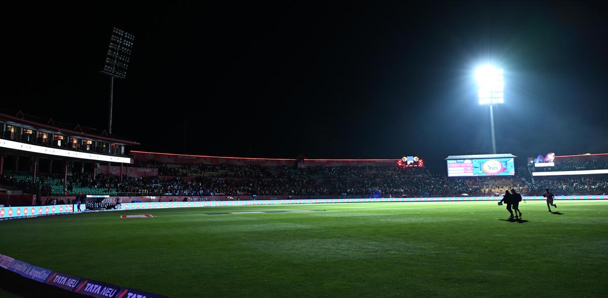As coisas tomaram um rumo drástico quando os holofotes começaram a se apagar um após o outro, forçando os jogadores a saírem do campo.