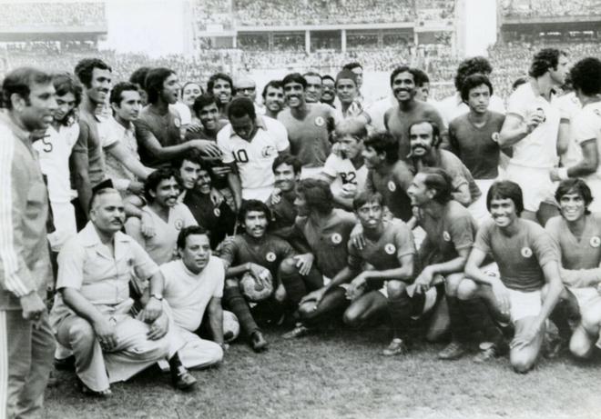 Brazil football legend Pele (centre) posing for photo with the Mohun Bagan team during an exhibition match between New York Cosmos and Mohun Bagan, in Calcutta on September 24, 1977