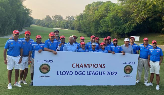 Des membres jubilatoires de l'équipe A après avoir remporté le titre de la Delhi Golf Club League sur le parcours du Delhi Golf Club à New Delhi