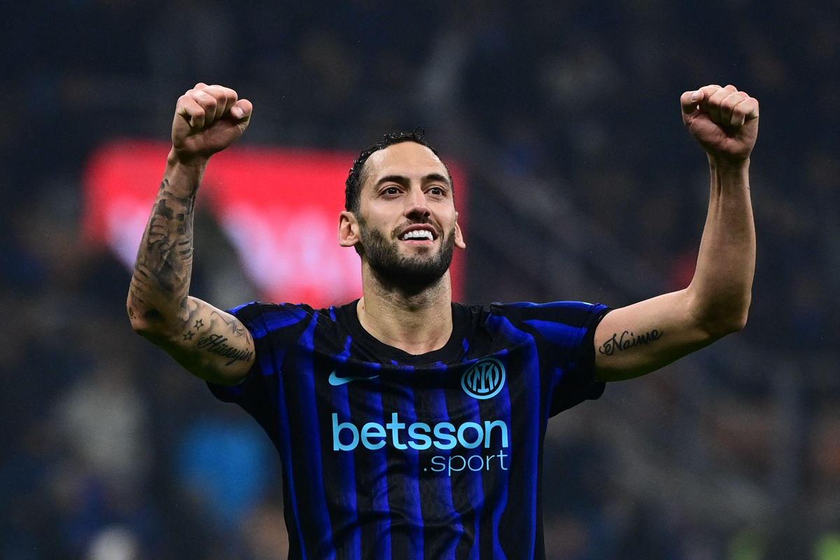 Turecký stredopoliar Interu Miláno #20 Hakan Calhanoglu oslavuje penaltu počas zápasu talianskej futbalovej Serie A medzi Interom Miláno a Fiorentinou. 