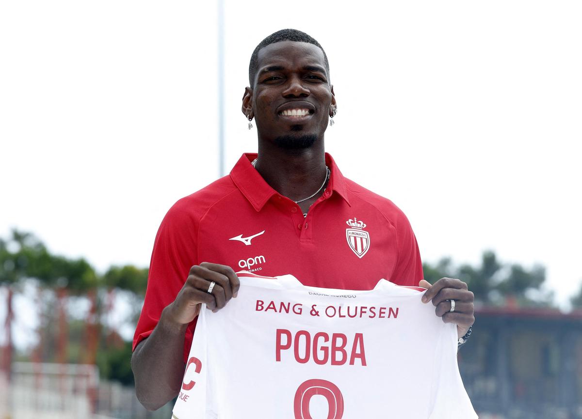 Nová posila AS Monaco Paul Pogba počas odhaľovania pózuje s tričkom.
