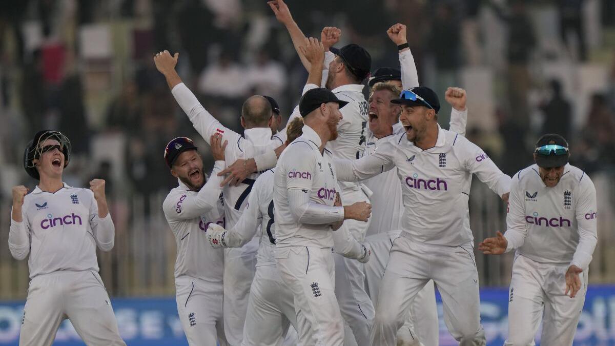 England beats Pakistan by 26 runs to win 2nd Test, seals series