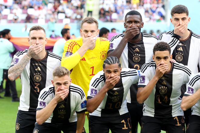 Les joueurs allemands posent les mains couvrant la bouche alors qu'ils s'alignent pour les photos d'équipe avant le match du groupe E de la Coupe du Monde de la FIFA, Qatar 2022 entre l'Allemagne et le Japon au stade international de Khalifa le 23 novembre 2022 à Doha, au Qatar. 
