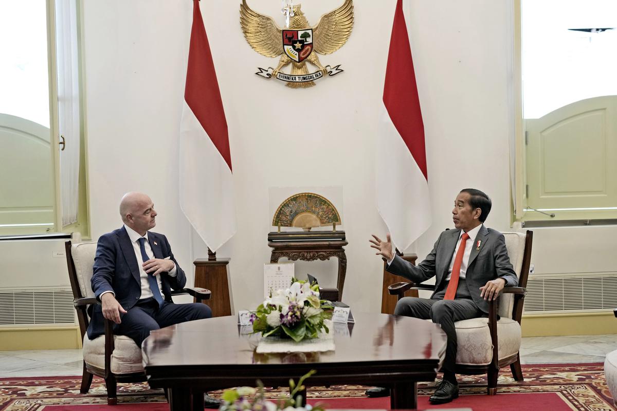 FIFA berjanji tingkatkan keamanan stadion sepak bola setelah Indonesia terinjak-injak