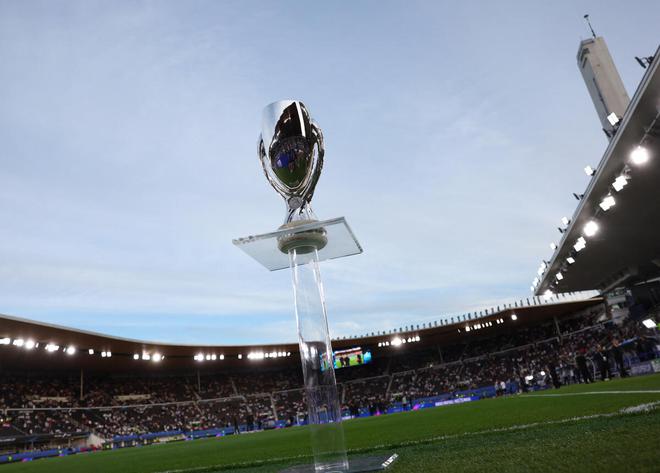 General view of the trophy before the match.