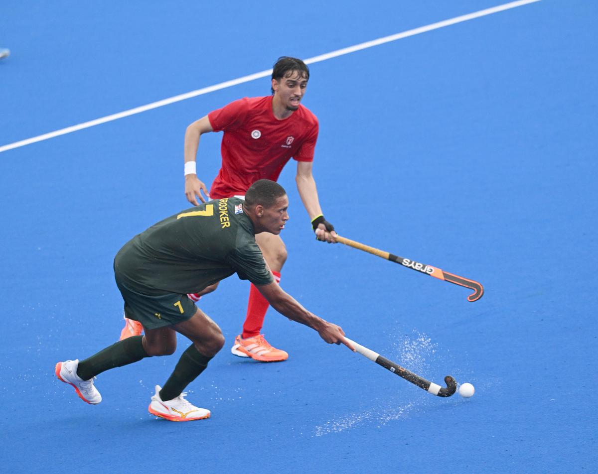 Os quatro gols de Jaydon Brooker ajudaram a África do Sul a garantir o segundo lugar no Grupo A com uma vitória por 9-1 sobre o Canadá.