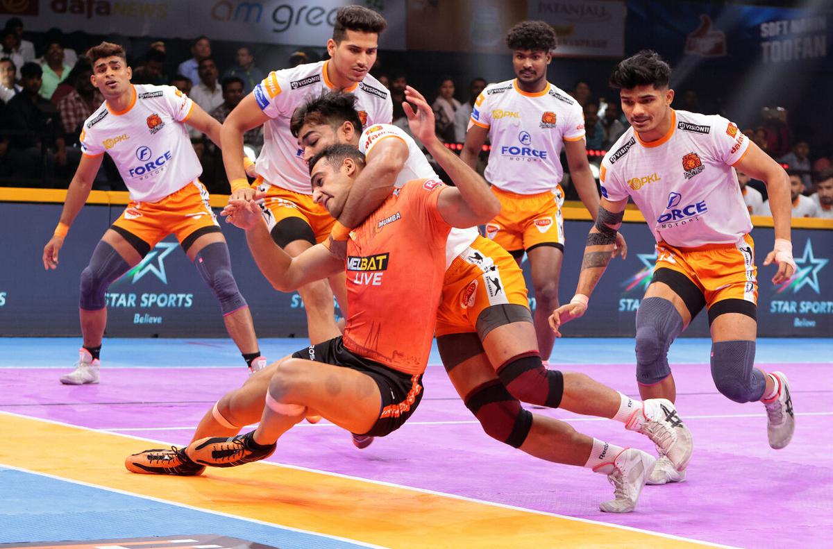 On the prowl: Puneri Paltan’s defensive unit in action against U Mumba in the ongoing season of PKL.