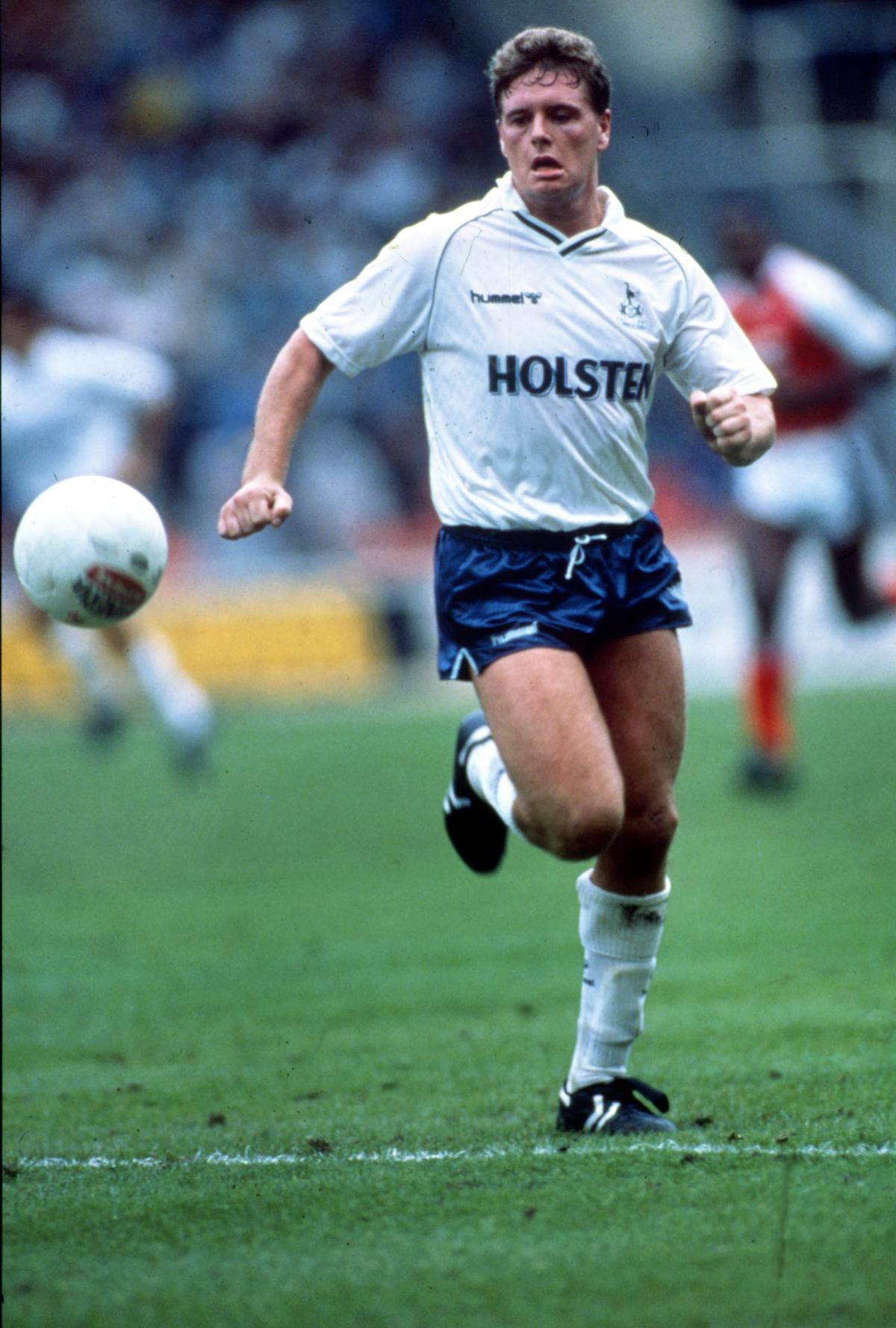 Gascoigne se tornou uma estrela global após suas performances de categoria nos olhos na Copa do Mundo de 1990, na Itália, onde a Inglaterra chegou às semifinais, e também impressionou em Euro de 1996. Gascoigne se tornou uma estrela global após suas performances de categoria nos olhos na Copa do Mundo de 1990, na Itália, onde a Inglaterra chegou às semifinais, e também impressionou em Euro de 1996.