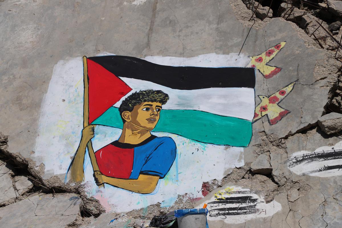 Nástenná maľba namaľovaná palestínskymi umelcami zobrazuje Lamine Yamal, ktorý mával palestínskou vlajkou počas barcelonskej víťaznej prehliadky La Ligy, na troskách budov zničených počas vojny v utečeneckom tábore Shati (Pláž) v meste Gaza v stredu.