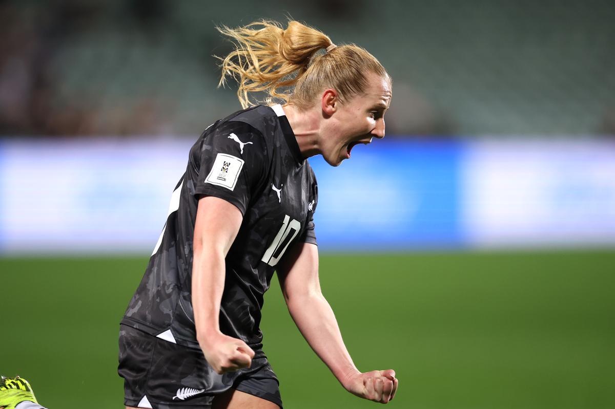 Katie Kitching, do Football Ferns, comemora seu gol.
