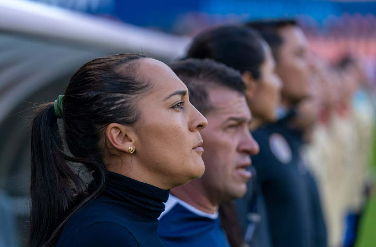 Amelia prinesie do indického tímu svoj medzinárodný futbalový trénerský rodokmeň.