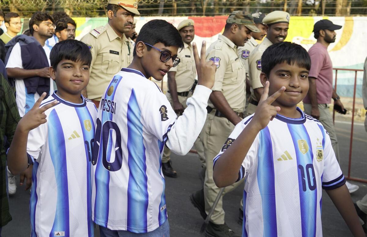 O público foi limitado a cerca de 30.000 pessoas no Uppal Stadium, com capacidade para 40.000 pessoas, em Hyderabad. O público foi limitado a cerca de 30.000 pessoas no Uppal Stadium, com capacidade para 40.000 pessoas, em Hyderabad.