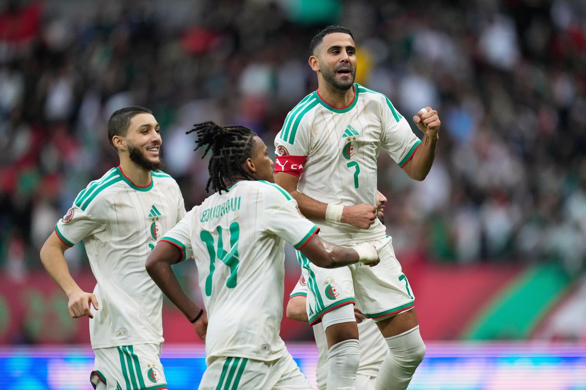Riyad Mahrez, da Argélia, comemora depois de marcar o segundo gol de sua seleção durante a partida de futebol do grupo E da Copa das Nações Africanas entre Argélia e Sudão em Rabat, Marrocos, quarta-feira, 24 de dezembro de 2025. (AP Photo/Mosa'ab Elshamy)