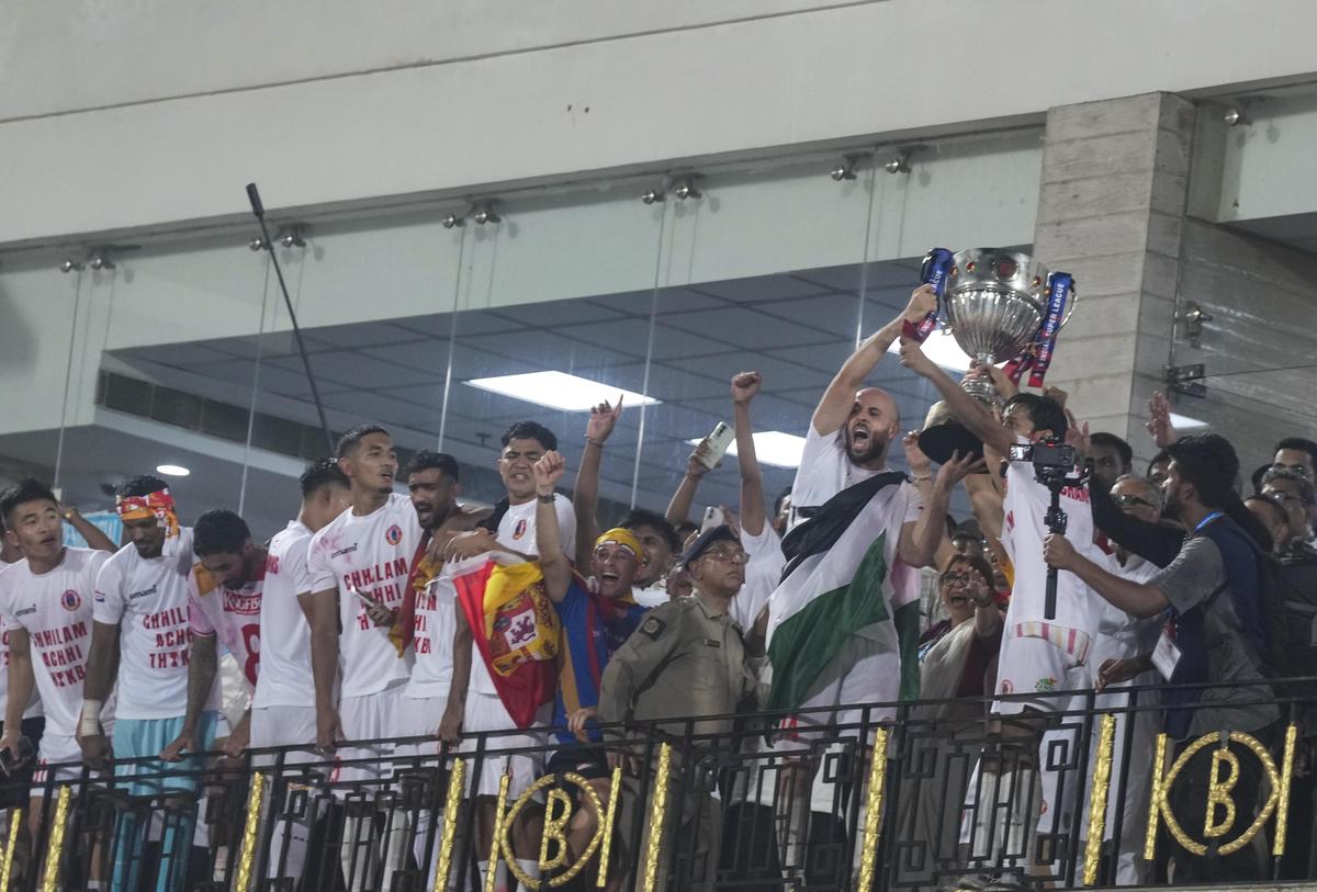 Hráči východného Bengálska oslavujú trofejou ISL.