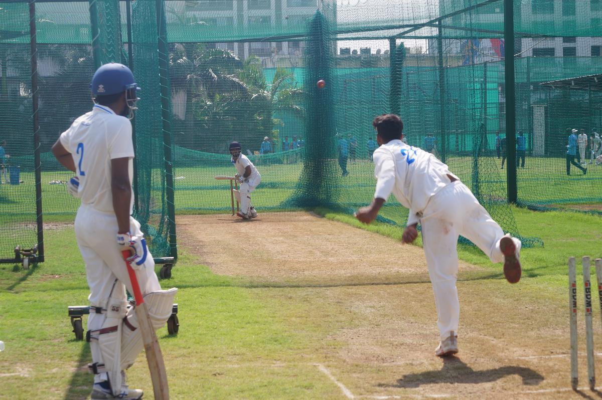 Rahul comenzó como un todoterreno de bolos de ritmo medio para Panihati Sports Club antes de que Birendra Pratap lo convenciera de cambiar a fuera de giro. 